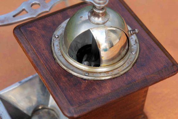 Старинная деревянная кофемолка