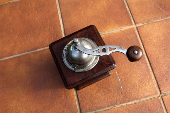 Старинная деревянная кофемолка