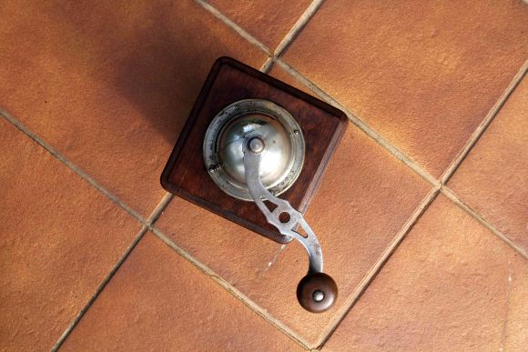 Старинная деревянная кофемолка