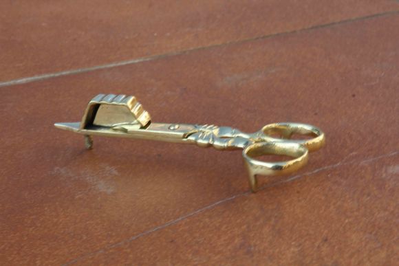 Изящный старинный гаситель для свечи