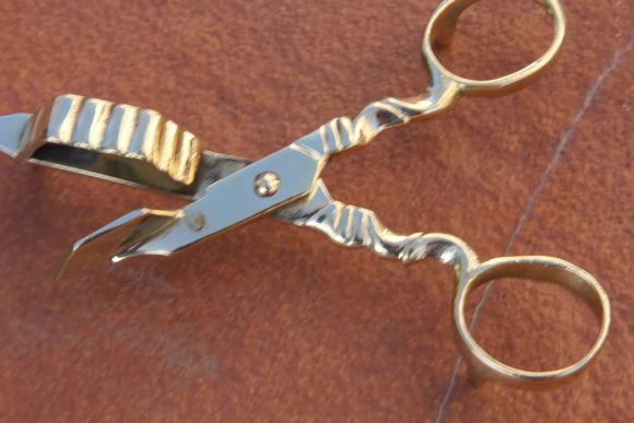 Изящный старинный гаситель для свечи