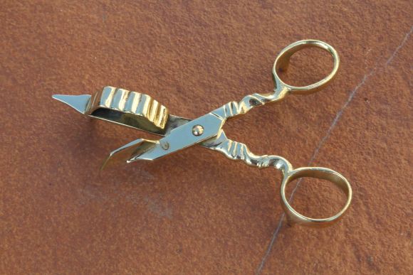 Изящный старинный гаситель для свечи