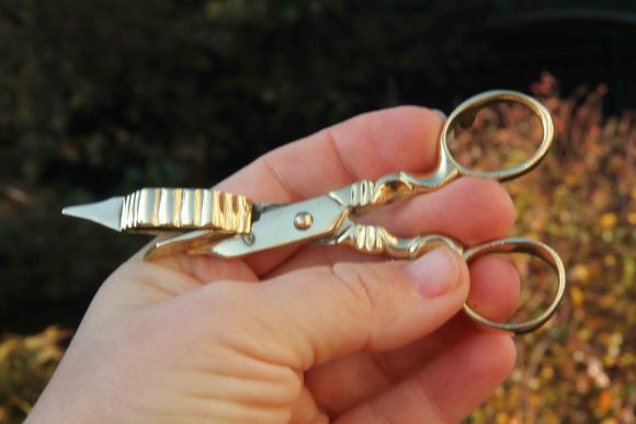 Изящный старинный гаситель для свечи