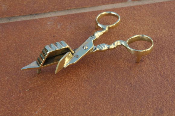 Изящный старинный гаситель для свечи