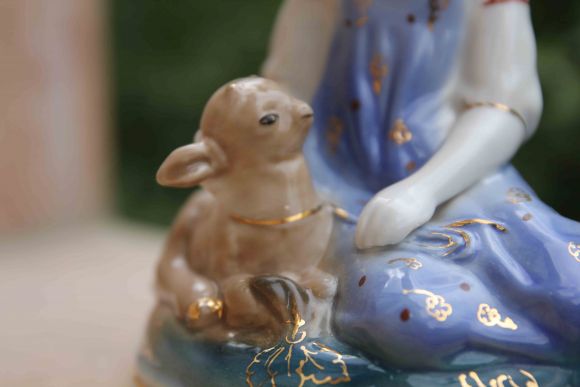 Сюжетная статуэтка Аленушка с козленочком. Старая гжель