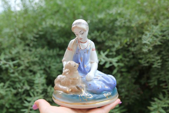 Сюжетная статуэтка Аленушка с козленочком. Старая гжель