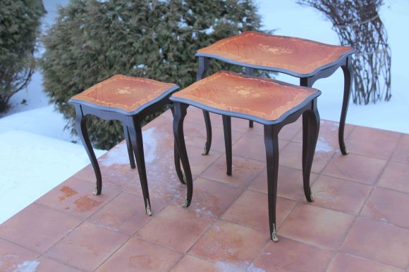 Очень красивый, винтажный набор "столик-матрешка" с инкрустацией.