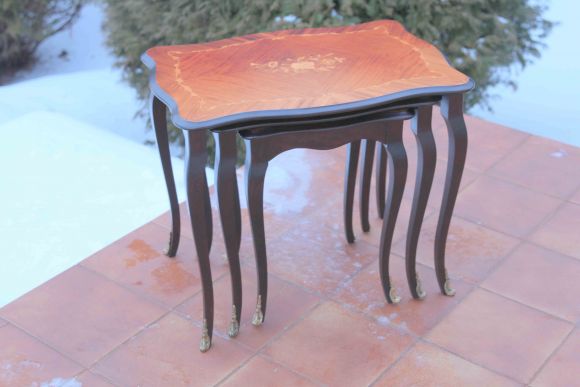 Очень красивый, винтажный набор "столик-матрешка" с инкрустацией.