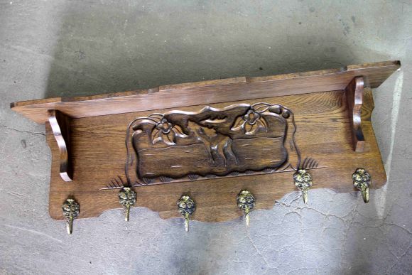 Винтажная полка-вешалка из массива дуба с изображением лося.