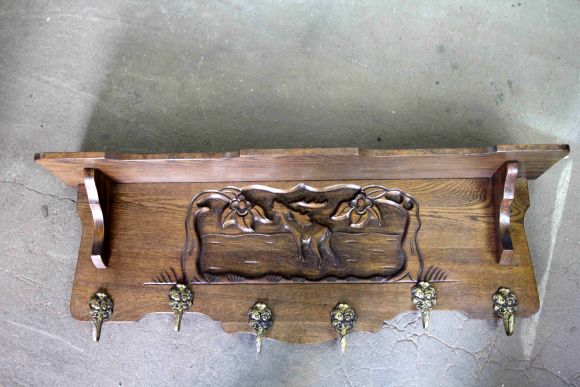 Винтажная полка-вешалка из массива дуба с изображением лося.