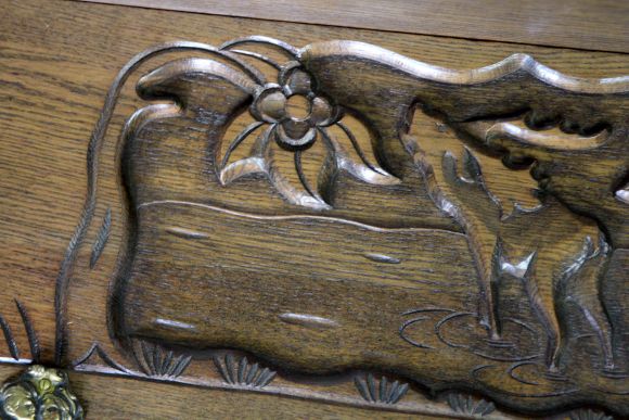 Винтажная полка-вешалка из массива дуба с изображением лося.