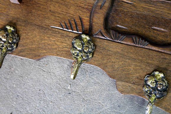 Винтажная полка-вешалка из массива дуба с изображением лося.