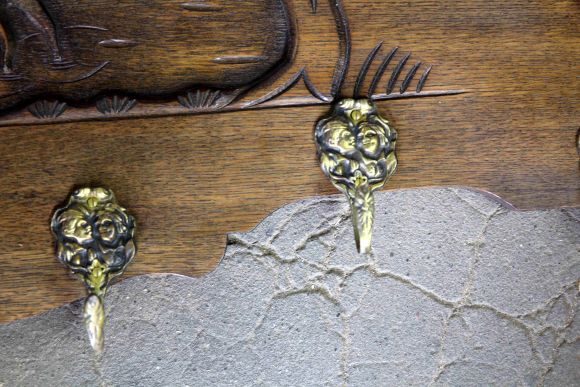 Винтажная полка-вешалка из массива дуба с изображением лося.