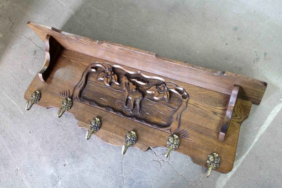 Винтажная полка-вешалка из массива дуба с изображением лося.