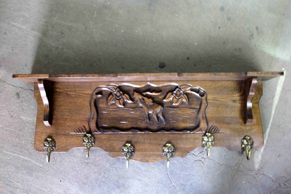 Винтажная полка-вешалка из массива дуба с изображением лося.