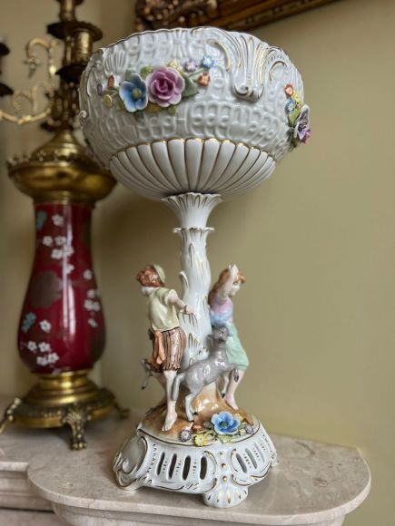 Роскошная немецкая ваза с фигурами и цветами.
