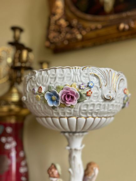 Роскошная немецкая ваза с фигурами и цветами.