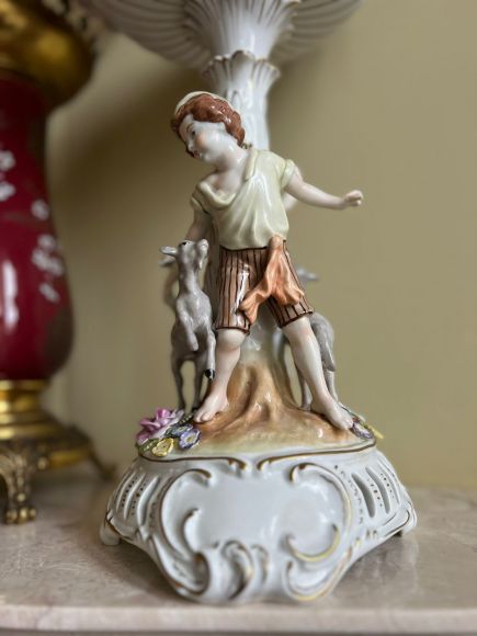 Роскошная немецкая ваза с фигурами и цветами.