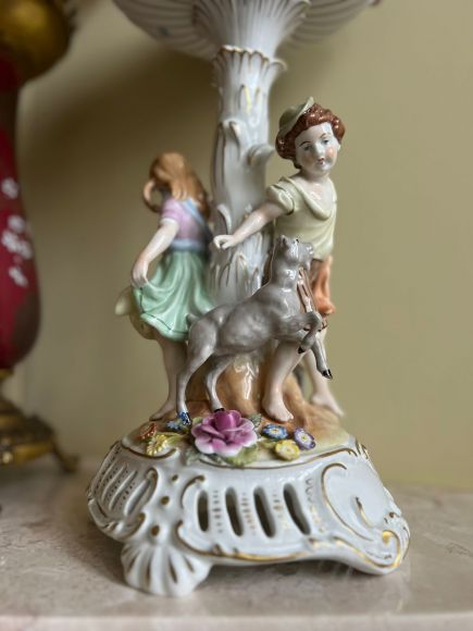 Роскошная немецкая ваза с фигурами и цветами.