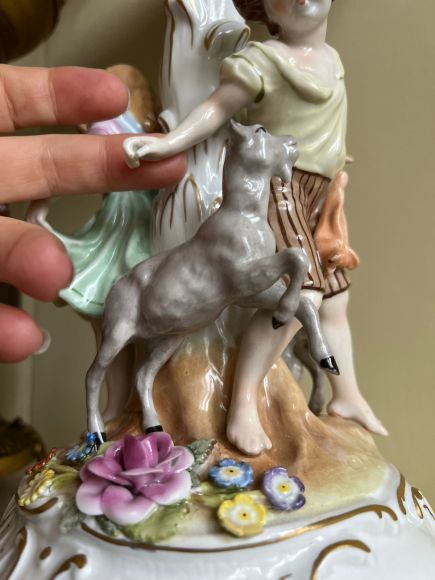 Роскошная немецкая ваза с фигурами и цветами.