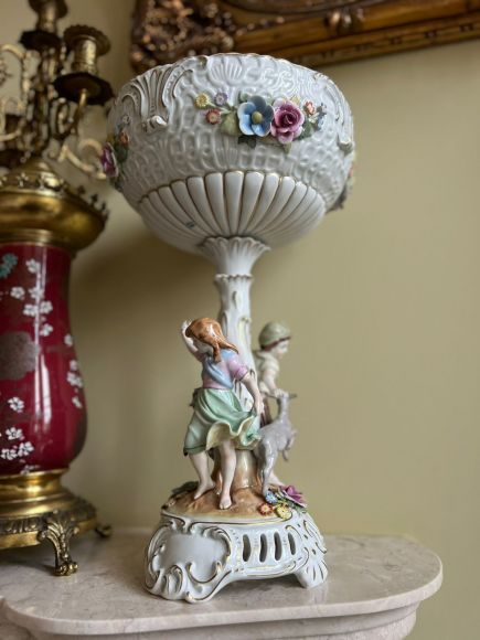 Роскошная немецкая ваза с фигурами и цветами.