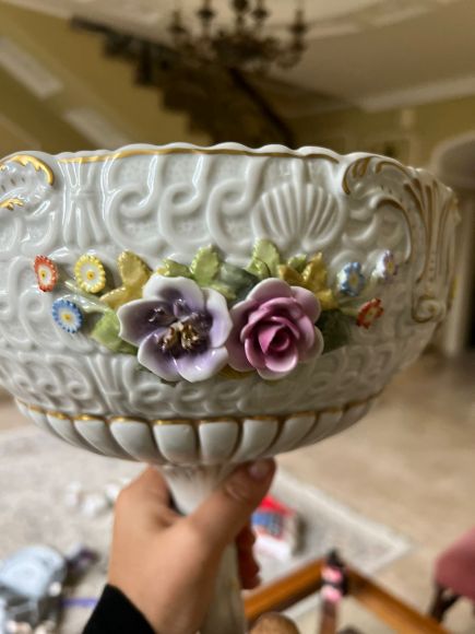 Роскошная немецкая ваза с фигурами и цветами.