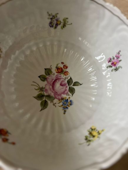 Роскошная немецкая ваза с фигурами и цветами.