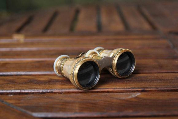 Старинный антикварный бинокль "Перламутровый". Европа