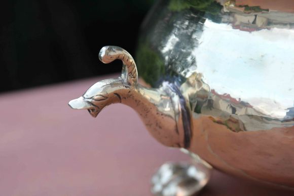 Необычный огромный рукомойник - двуносик из латуни