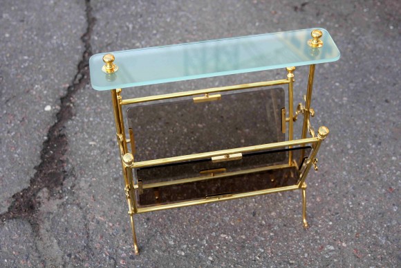 Латунная изящная газетница с матовым стеклом