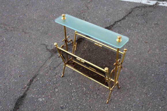 Латунная изящная газетница с матовым стеклом