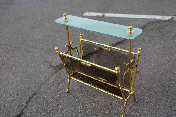 Латунная изящная газетница с матовым стеклом