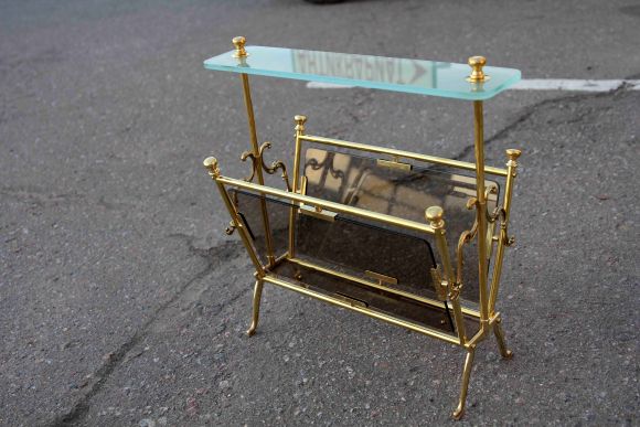 Латунная изящная газетница с матовым стеклом