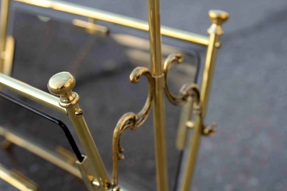 Латунная изящная газетница с матовым стеклом