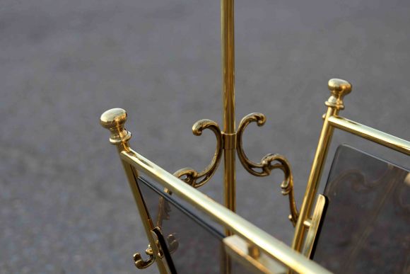 Латунная изящная газетница с матовым стеклом