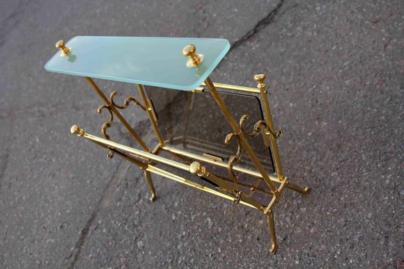 Латунная изящная газетница с матовым стеклом