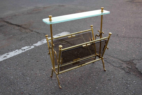 Латунная изящная газетница с матовым стеклом