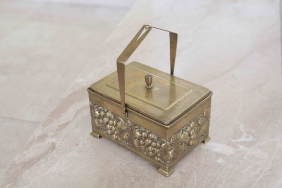 Роскошная шкатулка украшенная гроздьями винограда