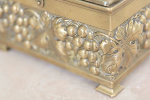 Роскошная шкатулка украшенная гроздьями винограда