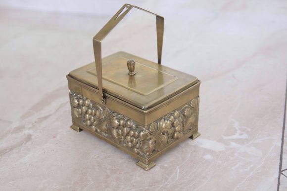 Роскошная шкатулка украшенная гроздьями винограда