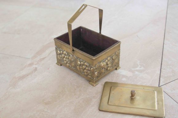 Роскошная шкатулка украшенная гроздьями винограда