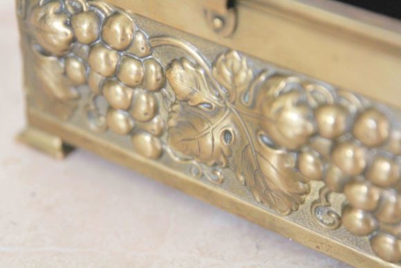 Роскошная шкатулка украшенная гроздьями винограда