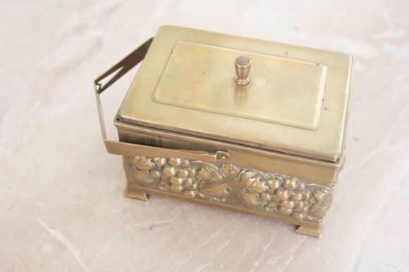 Роскошная шкатулка украшенная гроздьями винограда