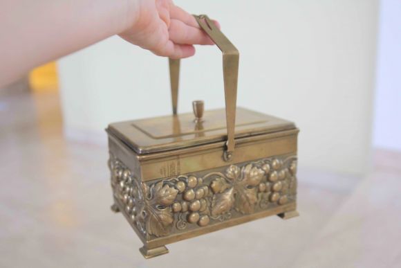 Роскошная шкатулка украшенная гроздьями винограда