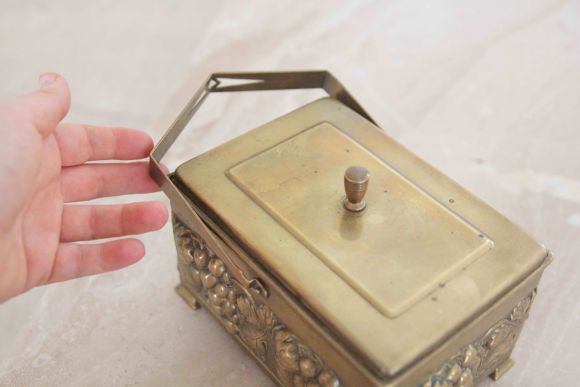 Роскошная шкатулка украшенная гроздьями винограда