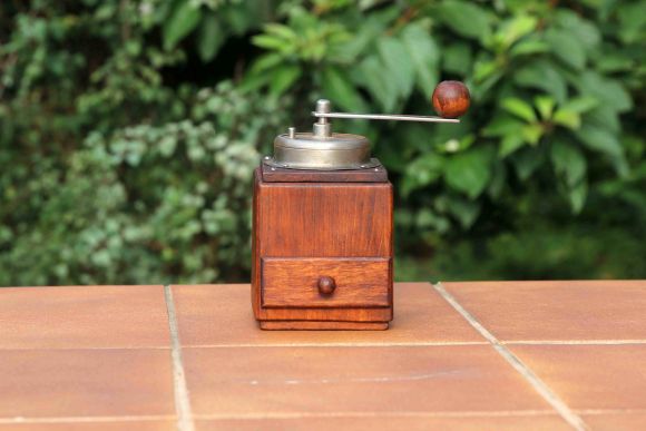 Антикварная ручная кофемолка из дерева.Европа.Начало 20 века