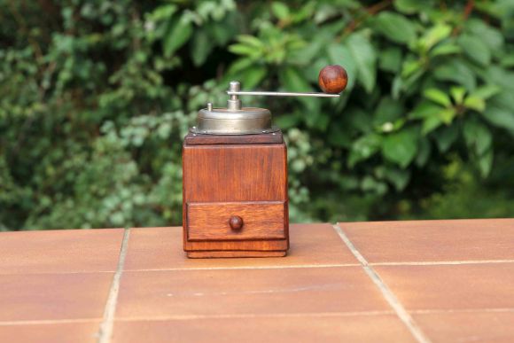 Антикварная ручная кофемолка из дерева.Европа.Начало 20 века