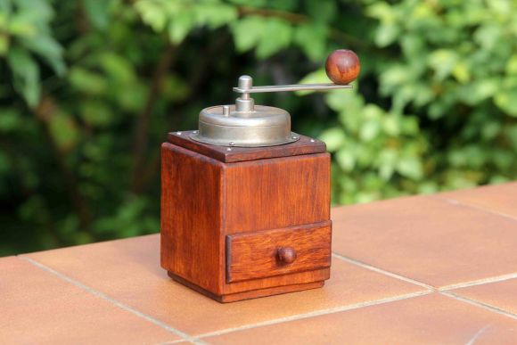 Антикварная ручная кофемолка из дерева.Европа.Начало 20 века