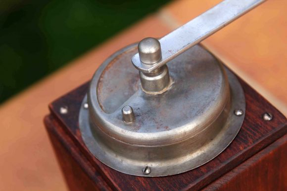 Антикварная ручная кофемолка из дерева.Европа.Начало 20 века