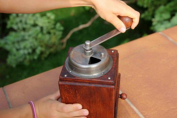 Антикварная ручная кофемолка из дерева.Европа.Начало 20 века